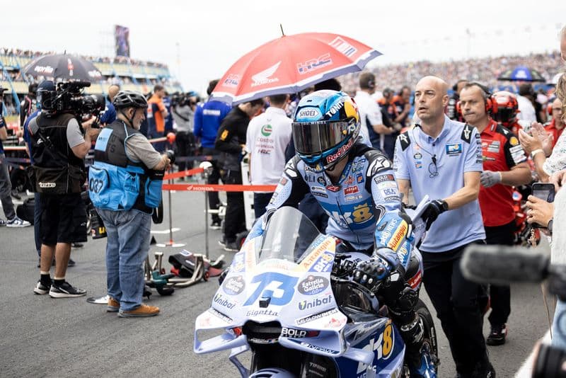 Álex Márquez arriving at the grid before the start of 2025 Dutch TT