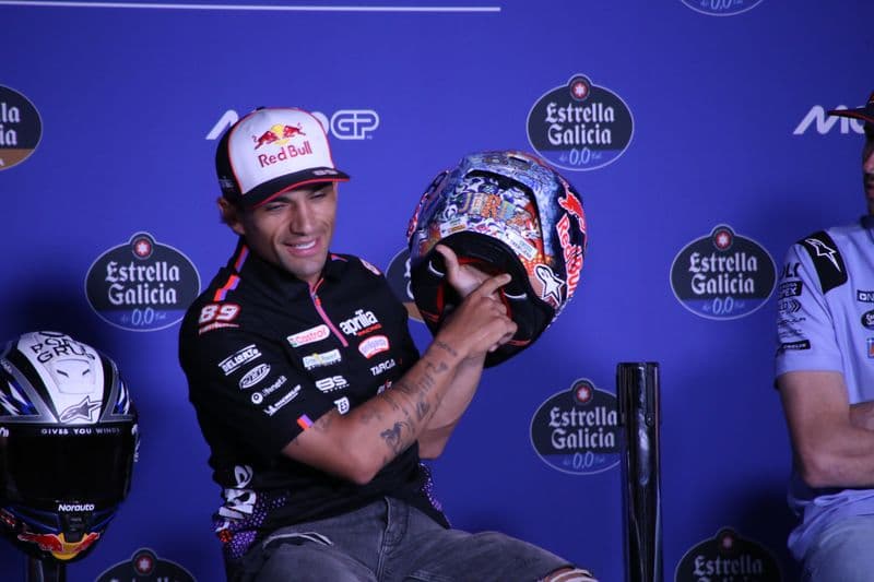 Martín mostra il casco speciale per il GP di Spagna a Jerez del 2026