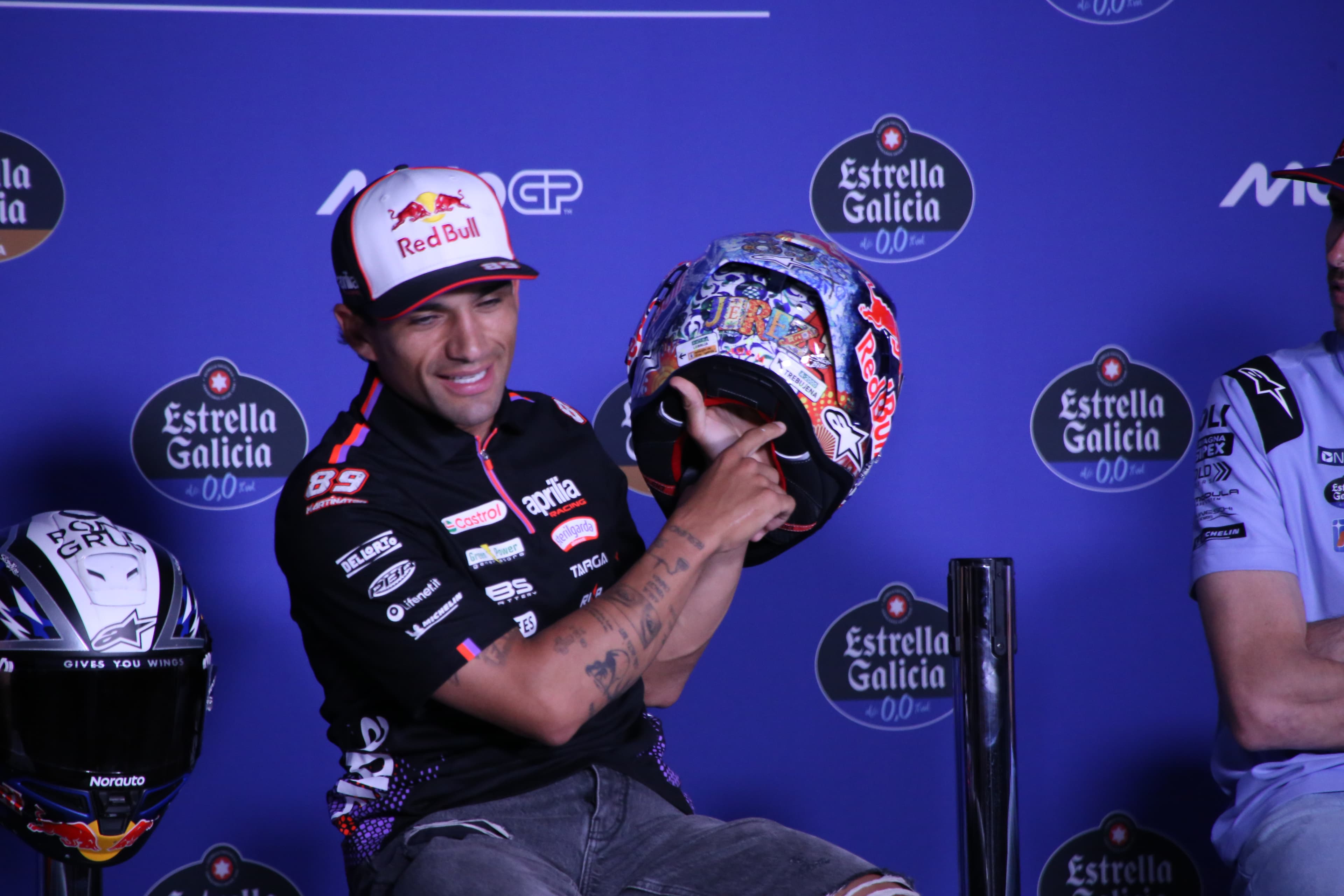 Martín mostra il casco speciale per il GP di Spagna a Jerez del 2026