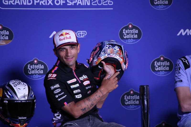 Martín mostra il suo casco speciale per il GP di Spagna a Jerez del 2026