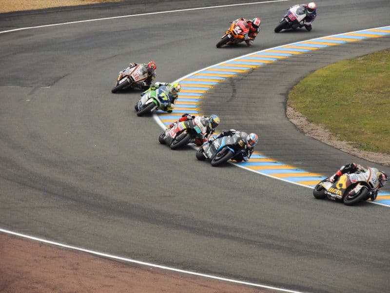 Scott Redding (45) mène la course Moto 2 devant Johann Zarco (5), Xavier Siméon (19), Dominique Aegerter (77), Mika Kallio (36), Mattia Pasini (54) et Mike Di Meglio (63).