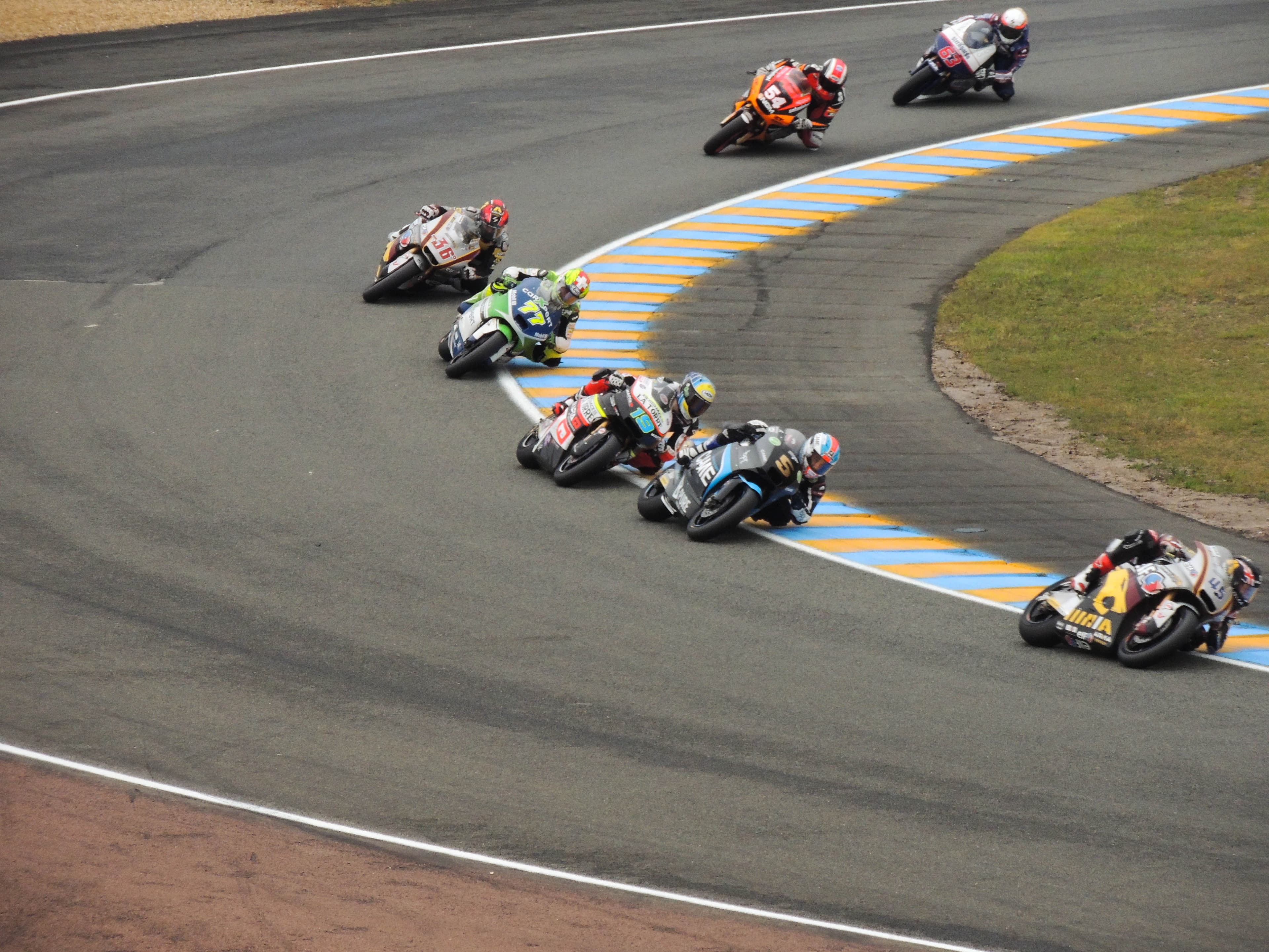 Scott Redding (45) mène la course Moto 2 devant Johann Zarco (5), Xavier Siméon (19), Dominique Aegerter (77), Mika Kallio (36), Mattia Pasini (54) et Mike Di Meglio (63).