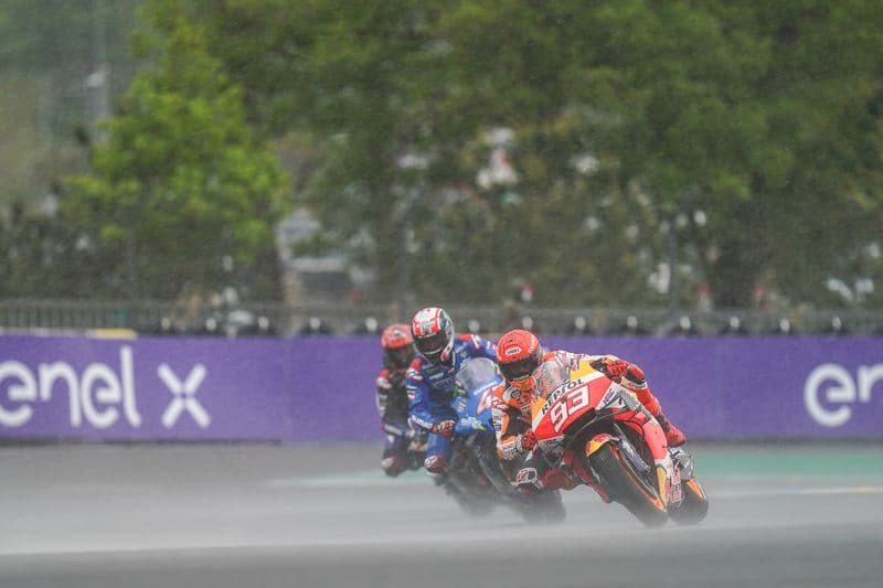 Marc Márquez, riding his Repsol Honda, being closely followed by the Ecstar Suzuki of Álex Rins and the Monster Energy Yamaha of Fabio Quartararo at the 2021 French Grand Prix.