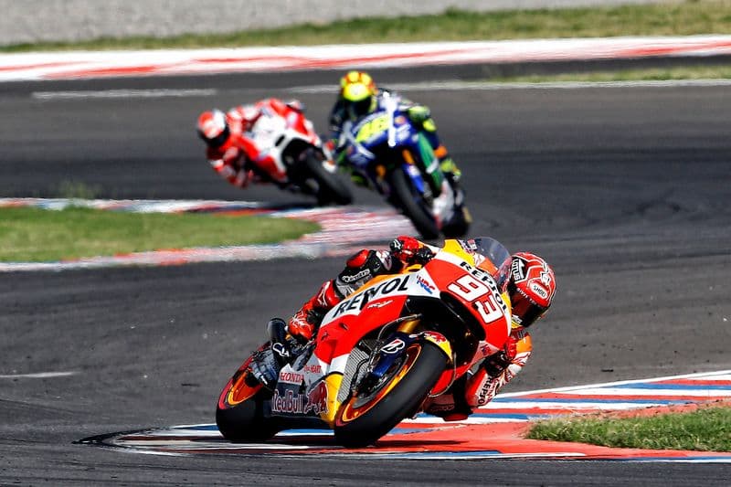 Marc Márquez, riding his Repsol Honda, being followed by the Movistar Yamaha of Valentino Rossi and the Factory Ducati of Andrea Dovizioso at the 2015 Argentine Grand Prix.